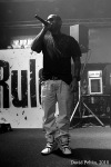 Rapper Ja Rule se nestyděl. Vytáhl holky na podium a ty ho svlékly