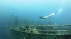 Freediver Martin Cheníček se na jeden nádech potápí k vrakům lodí i žralokům
