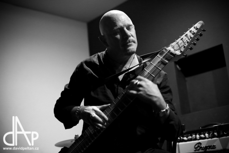 S otevřenou pusou hltali každý tón. Steve Adelson zahrál v Táboře na Chapman stick