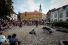 Komedianty v ulicích viděly stovky lidí. Pila se piva na ex i se tančilo na balkán