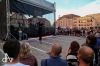 Komedianty v ulicích viděly stovky lidí. Pila se piva na ex i se tančilo na balkán