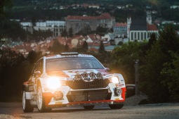 Vůně spáleného benzínu a jedinečná panoramata. Rallye Český Krumlov slaví 50 let