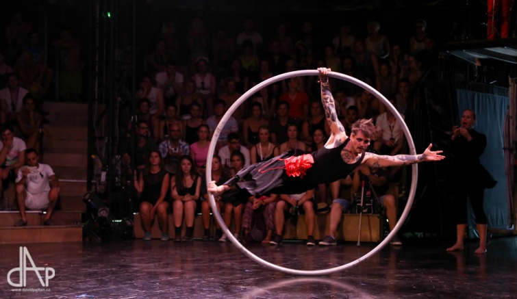 Na Sziget festivalu vystoupí Cirk La Putyka. Na představení spolupracuje s ukrajinskými herci 