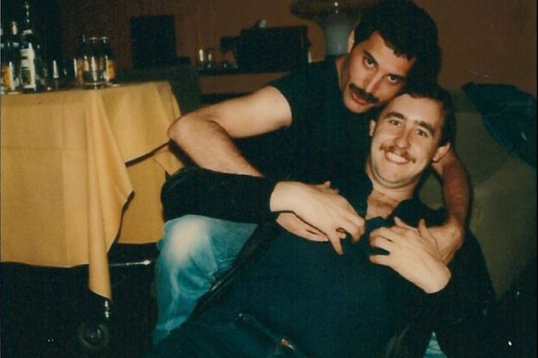 Osobní přítel Freddie Mercuryho přijede vzpomínat na časy s Queen. Peter Freestone vystoupí v Sezimově Ústí 