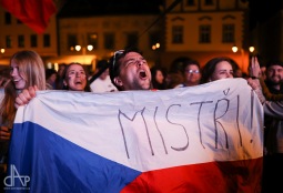 Jsme mistři! Táborské náměstí slavilo vítězství hokejistů na Mistrovství světa v ledním hokeji