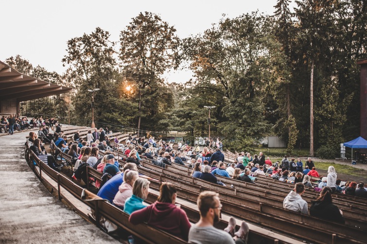 Opravené budějovické Letní kino Háječek láká na filmy, jógu i pestrou gastronomii