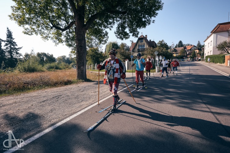 Nemračte, pojďte lyžovat! V letním dni se Planou prohnali běžkaři z horské služby