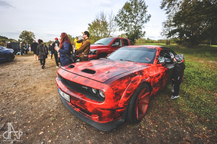 Americké káry zaplnily Komoru. Lidé pomáhali dětem z Centra Kaňka